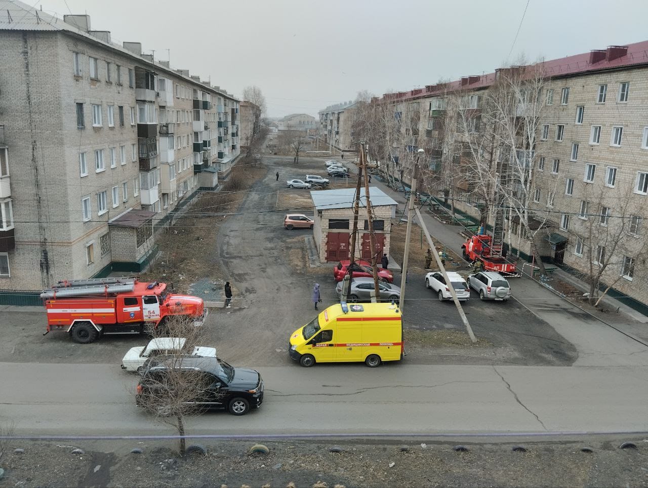 пожарные спасают бабушку