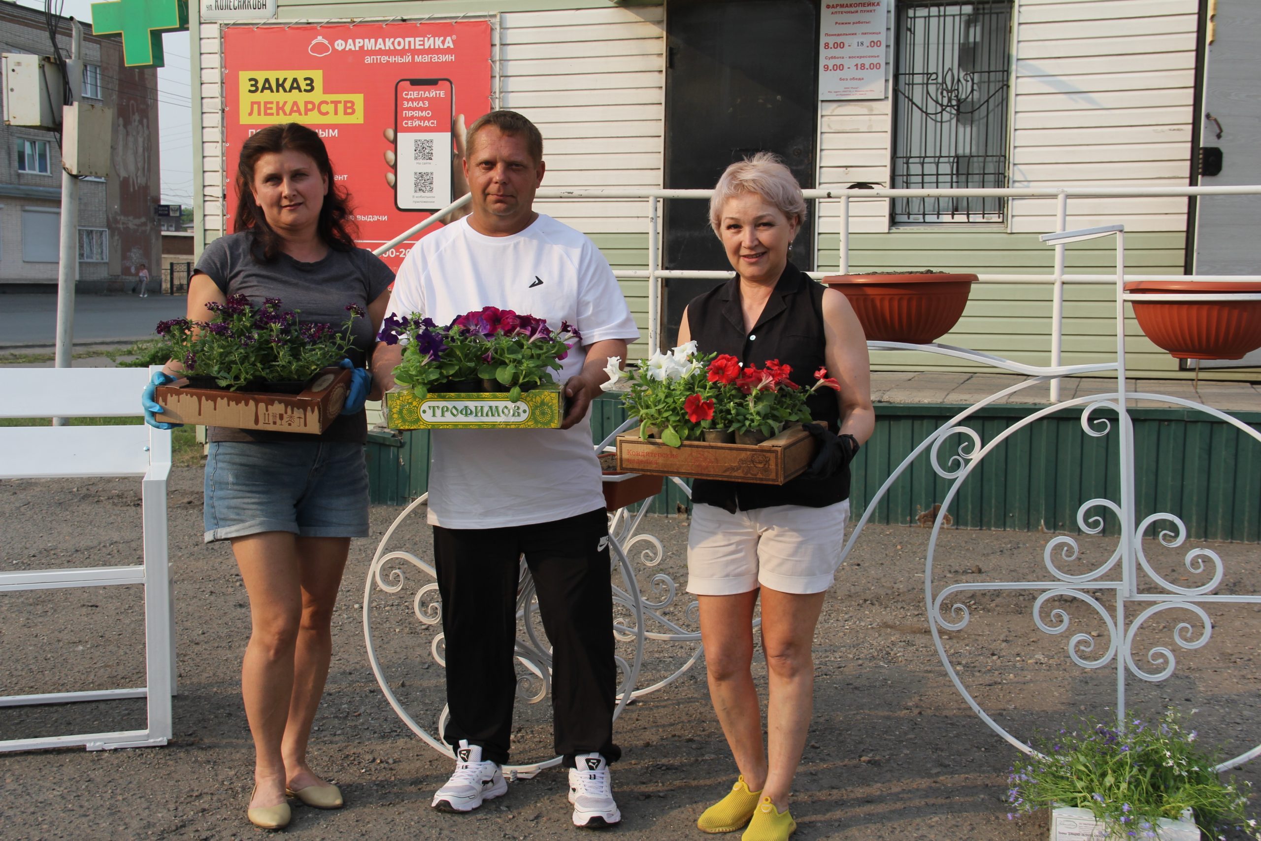 депутаты высаживают цветы