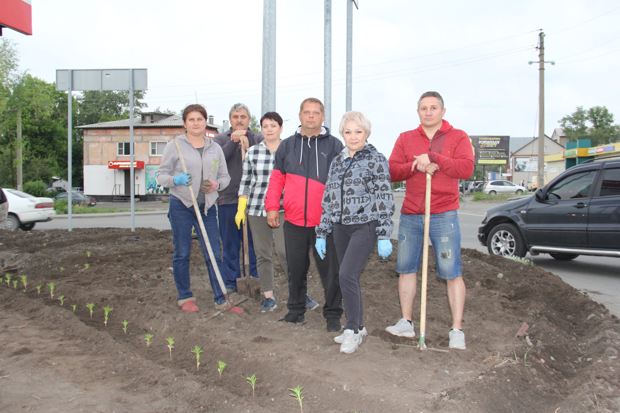 депутаты высаживают цветы