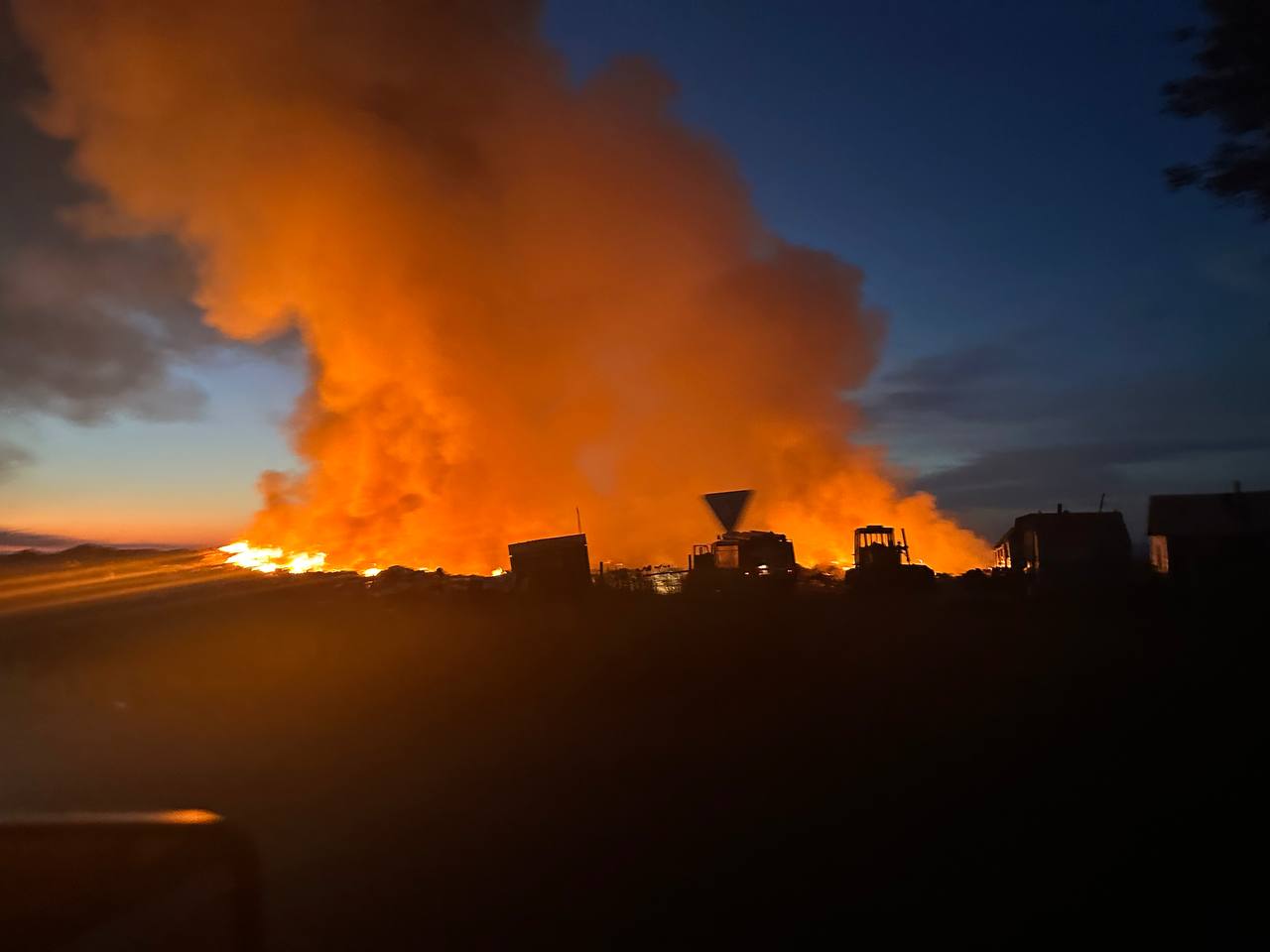 свалка горит