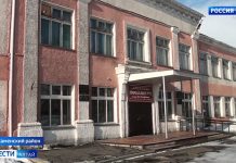 Жители Камня-на-Оби спросили у губернатора, когда будут строить новое здание гимназии № 5 взамен старого аварийного