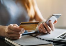 С 1 ноября с карт россиян начнут списывать долги по налогам без суда