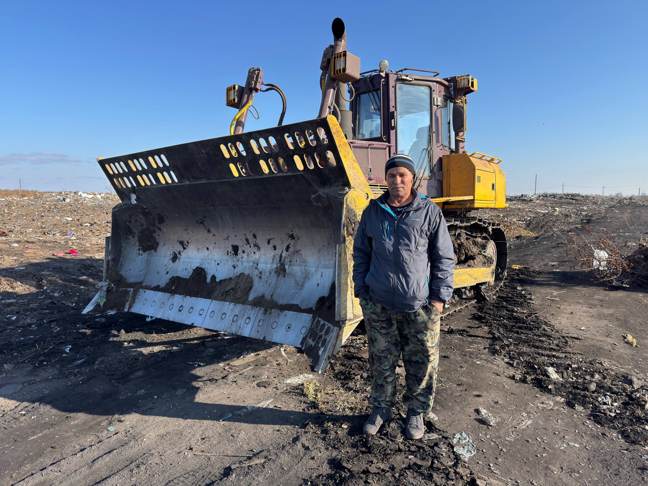 свалка. бульдозер