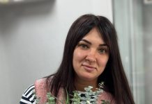 Жительница Камня-на-Оби открыла бизнес по производству клубники в шоколаде