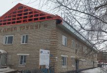 В Камне-на-Оби ремонтируют крыши и фасады домов по госпрограмме