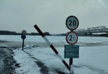 Тоннажность ледовой переправы в Камне-на-Оби резко снизилась до 2 тонн