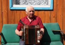 Владимир Фильчаков из Корнилово — известный гармонист на селе