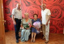 Семьи Мусаевых и Замятиных из Камня-на-Оби отпраздновали 50 лет совместной жизни и 30 лет дружбы.