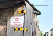 В Камне-на-Оби жители нескольких домов воюют за проезд через двор с двумя мужчинами