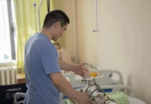 Врачи спасли ногу жительницы Каменского района после похода в лес за ягодой