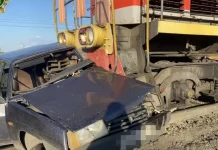 В Алтайском крае тепловоз протаранил легковой автомобиль