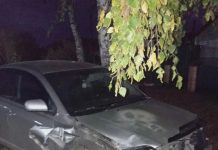 В Камне-на-Оби автомобиль повалил столб на жилой дом, спровоцировав пожар