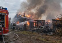 В Алтайском крае крупный пожар из-за самовозгорания топлива уничтожил пять хозяйственных построек