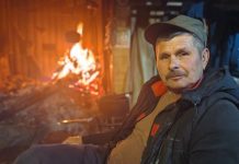 Путешествуем с каменскими журналистами: как пограничник стал своим в горном Алтае, построив дом на берегу озера